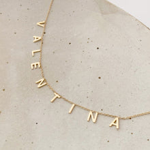 Cargar imagen en el visor de la galería, Collar letras independientes chicas