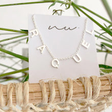 Cargar imagen en el visor de la galería, Collar letras independientes chicas