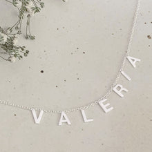 Cargar imagen en el visor de la galería, Collar letras independientes chicas