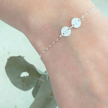 Cargar imagen en el visor de la galería, Pulsera con iniciales en círculo