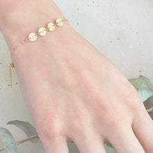 Cargar imagen en el visor de la galería, Pulsera con iniciales en círculo