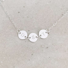 Cargar imagen en el visor de la galería, Pulsera con iniciales en círculo