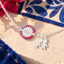 Cargar imagen en el visor de la galería, Pulsera personalizada de plata .925 con placa circular grabada y bordada
